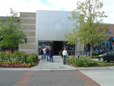 Village Point Omaha Apple Store